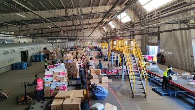 “双十一”快递件安全吗?知名快递公司表示都要三四次消杀,铁路货运启动配送