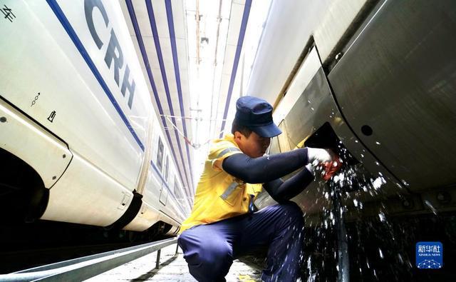 新华全媒+丨高温下挥汗的身影