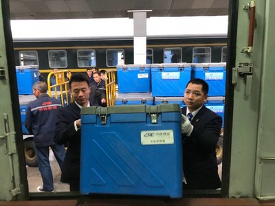 助力“双十一”购物季，西南地区首趟行李车冷链快递专列从成都火车站发出